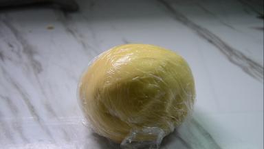 揉成面团，用保鲜膜包好放冰箱冷藏1个小时