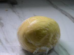 揉成面团，用保鲜膜包好放冰箱冷藏1个小时