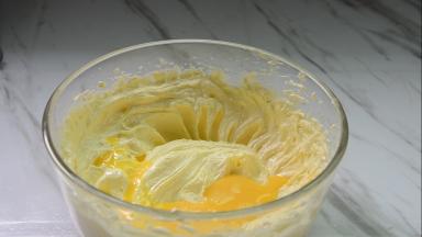 分次倒入全蛋液，打发均匀后再加