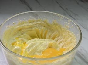 分次倒入全蛋液，打发均匀后再加