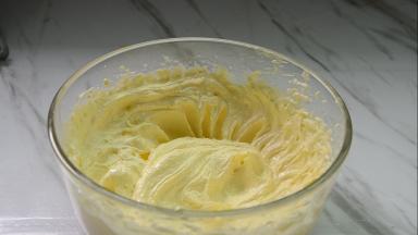 打发至蓬松发白