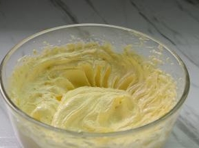 打发至蓬松发白