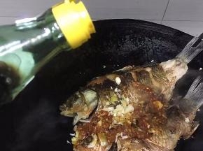 加入适量的醋，一勺生抽，适量料酒