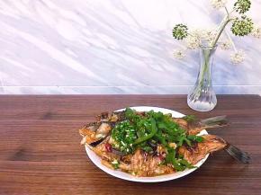 关火将煎好的鱼入盘撒上葱花即可