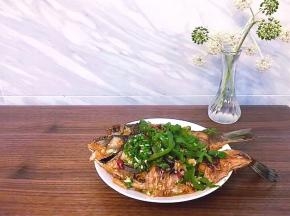 关火将煎好的鱼入盘撒上葱花即可