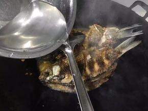 准备水，慢慢倒入锅中