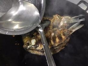 准备水，慢慢倒入锅中