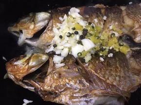 将大蒜切碎，生姜切末，剁椒切碎，花椒粒放入