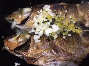 将大蒜切碎，生姜切末，剁椒切碎，花椒粒放入