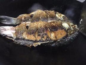 煎至金黄，翻面，煎至金黄