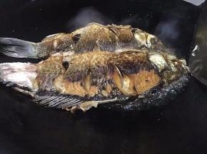 煎至金黄，翻面，煎至金黄