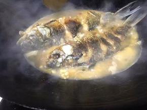 大火煮开，这时候切辣椒