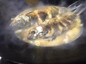 大火煮开，这时候切辣椒