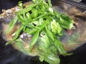 将青椒洗净切丝，放入，大火收汁