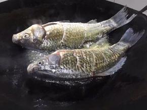 锅里放油烧热将鱼放入锅中