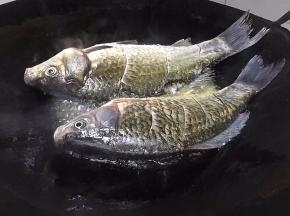 锅里放油烧热将鱼放入锅中