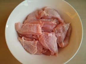 每一整块去骨鸡腿肉我切成了三小块