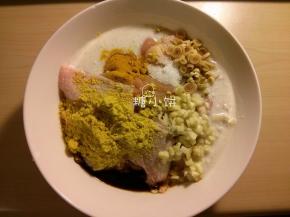 香茅和蒜切碎，和其它所有调味料一起，加到切好的鸡肉块里