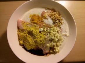 香茅和蒜切碎，和其它所有调味料一起，加到切好的鸡肉块里