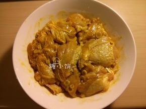 拌匀揉捏5-10分钟，用保鲜膜盖好，腌制30分钟备用