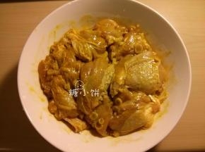 拌匀揉捏5-10分钟，用保鲜膜盖好，腌制30分钟备用