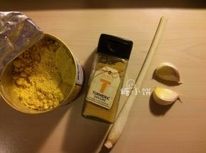 香料集合，左到右依次为：咖喱粉，姜黄粉，香茅，蒜。
咖喱粉我用了日式咖喱，原方虽然没说用哪种，但既然是泰式，大概是用泰式咖喱吧？
我是图方便，宿舍正好有日式的，就省得再专门买一罐泰式了，反正都好吃。