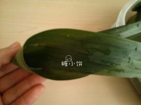 挨着其中一端，如图示折成漏斗状