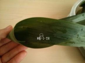 挨着其中一端，如图示折成漏斗状