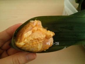 塞入一块腌制好的鸡腿肉