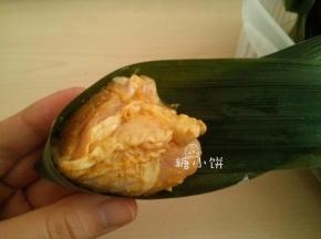 塞入一块腌制好的鸡腿肉