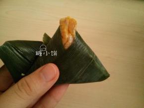 把余下的长的那一端叶片沿着开口部分折过来就形成一个三角形