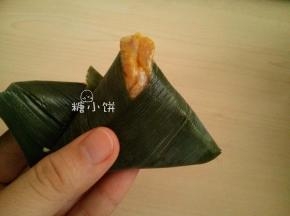 把余下的长的那一端叶片沿着开口部分折过来就形成一个三角形