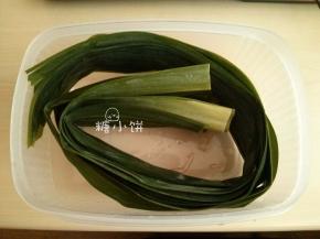 这是香兰叶子，取绿色部分洗净沥水