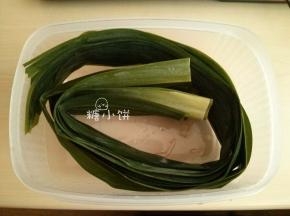 这是香兰叶子，取绿色部分洗净沥水