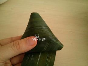 继续沿着边绕着包，一直包到剩余叶片只剩短短一截