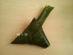 抽出来以后就自然定型了，不需要用绳子捆绑