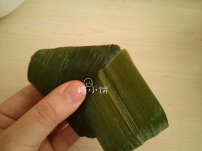 把最后剩的那一截叶片从之前包的叶子缝隙里面穿过去