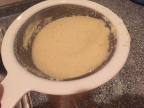 豆浆渣过滤出来。