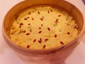 搅拌均匀fang放入绿豆面，蒸30分钟左右。