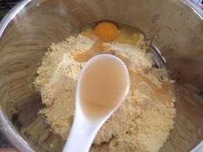 加入一个鸡蛋，两勺蜂蜜，