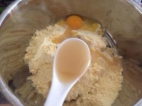 加入一个鸡蛋，两勺蜂蜜，