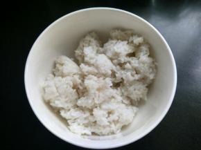 准备好剩米饭。