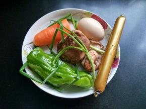 准备好胡萝卜，香菇，青椒，火腿肠，香葱并洗净。