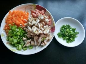 将胡萝卜，香菇，火腿肠，青椒，香葱切丁。