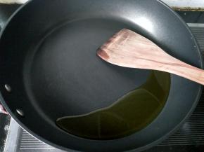 锅内放油，烧热。