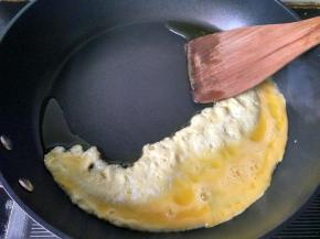 将打散的鸡蛋倒入锅中，炒熟并盛出备用。