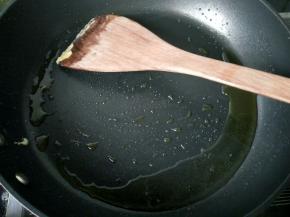 锅中再放少量油，烧热。