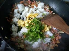2倒入鸡蛋和青椒，放盐，翻炒均匀。