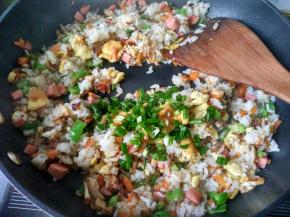 放入香葱，孜然粉，鸡精，香气四溢，可以出锅啦！