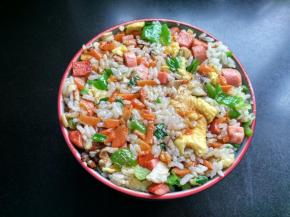 取小碗，将炒饭盛入碗中，用饭勺压紧。